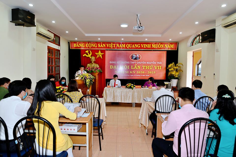 Đồng chí Trịnh Ngọc Tùng - Hiệu trưởng nhà trường trình bày Báo cáo chính trị của Ban Chấp hành Đảng bộ lần thứ VI, nhiệm kì 2015 – 2020.